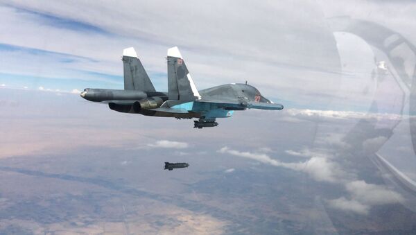 Caça-bombardeiro Su-34 efetuando ataques aéreos nas províncias de Raqqa e Aleppo (foto de arquivo) - Sputnik Brasil