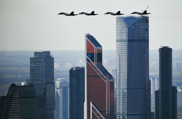 Caças-bombardeiros Su-34 durante o ensaio da parte aérea da Parada da Vitória em Moscou - Sputnik Brasil