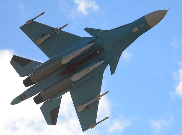 O Su-34 durante a apresentação no último dia do Salão Aeroespacial Internacional MAKS 2015 - Sputnik Brasil