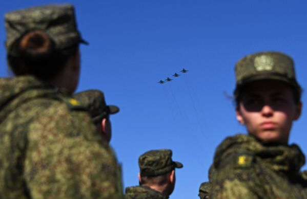 Caças-bombardeiros multifuncionais Su-34 no ensaio da Parada da Vitória no polígono militar de Alabino com militares em primeiro plano - Sputnik Brasil