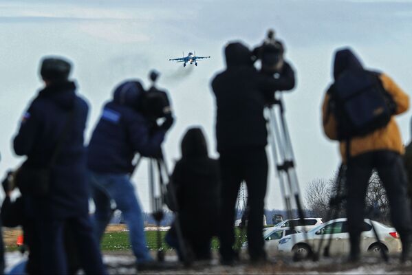 Jornalistas observando a aterrissagem de um Su-34 na região de Rostov no decorrer das manobras táticas do 4º exército da Força Aérea e Defesa Antiaérea do Distrito Militar do Sul - Sputnik Brasil