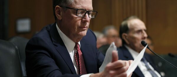 FILE - In this Tuesday, March 14, 2017, file photo, United States Trade Representative-nominee Robert Lighthizer, foreground, looks at documents during his confirmation hearing on Capitol Hill in Washington - Sputnik Brasil