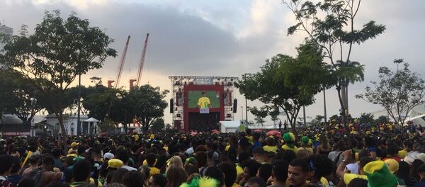 Brasileiros acompanham jogo contra a Sérvia na Praça Mauá, no centro do Rio de Janeiro - Sputnik Brasil