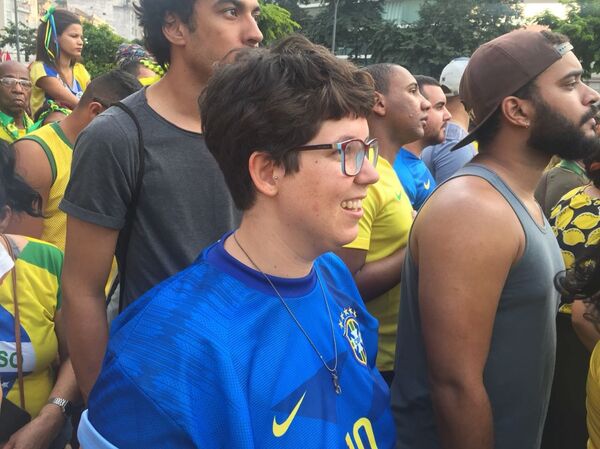 Sara era só sorriso com o resultado da seleção - Sputnik Brasil