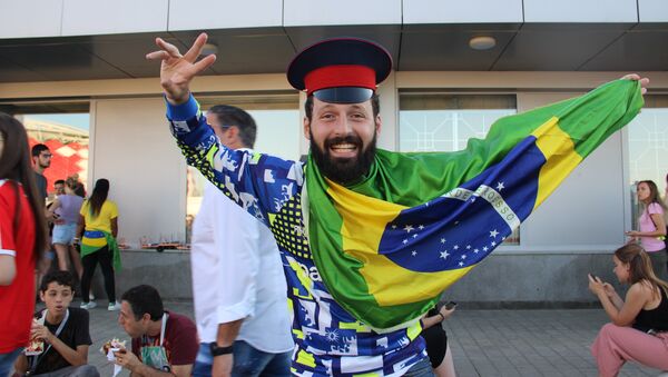Henrique, torcedor brasileiro, perto do estádio moscovita de Spartak, antes do jogo Brasil-Sérvia, em 27 de junho de 2018 - Sputnik Brasil