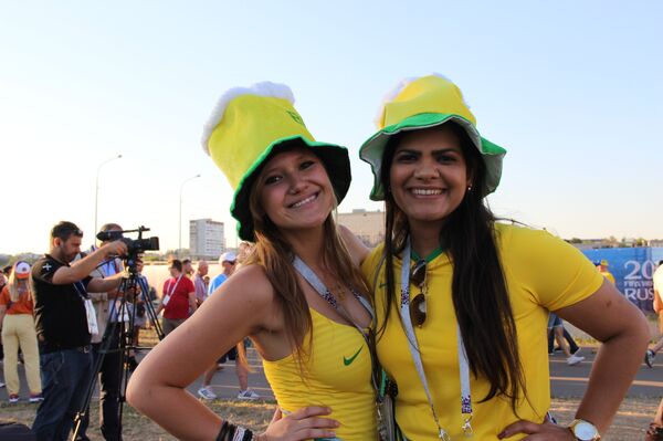 Úrsula e Paola, torcedoras brasileiras, perto do estádio moscovita de Spartak, antes do jogo Brasil-Sérvia, em 27 de junho de 2018 Úrsula e Paola, torcedoras brasileiras, perto do estádio moscovita de Spartak, antes do jogo Brasil-Sérvia, em 27 de junho de 2018 - Sputnik Brasil