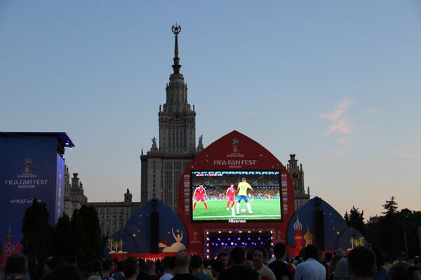 FIFA Fan Fest, em Moscou, durante o jogo Brasil-Sérvia, em 27 de junho de 2018 FIFA Fan Fest, em Moscou, durante o jogo Brasil-Sérvia, em 27 de junho de 2018 - Sputnik Brasil