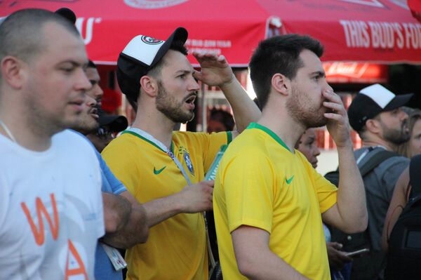 Torcedores brasileiros assistem ao jogo Brasil-Sérvia no FIFA Fan Fest em Moscou, em 27 de junho de 2018 Torcedores brasileiros assistem ao jogo Brasil-Sérvia no FIFA Fan Fest em Moscou, em 27 de junho de 2018 - Sputnik Brasil