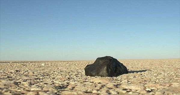 Fragmento de um meteorito no deserto Rub al-Khali, Emirados Árabes Unidos - Sputnik Brasil