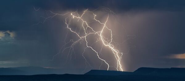 Raios atingem uma costa (imagem ilustrativa) - Sputnik Brasil