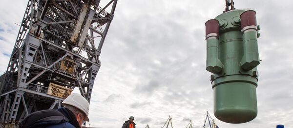 Um dos dois blocos geradores de vapor que fazem parte do reator RITM-200 durante a sua instalação no quebra-gelo Arktika do projeto 22220 Um dos dois blocos geradores de vapor que fazem parte do reator RITM-200 durante a sua instalação no quebra-gelo Arktika do projeto 22220 - Sputnik Brasil