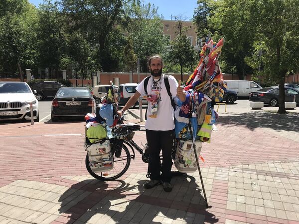 Matyas com sua bicicleta, que pesa 90 quilos Matyas com sua bicicleta, que pesa 90 quilos - Sputnik Brasil