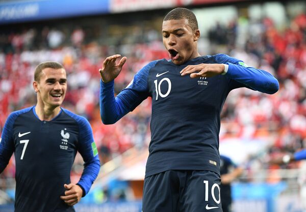 Mbappé comemora com Griezmann após marcar na vitória da França sobre o Peru - Sputnik Brasil