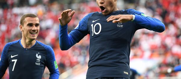 Kylian Mbappé comemora com Antoine Griezmann após marcar na vitória da França por 1 a 0 sobre o Peru - Sputnik Brasil