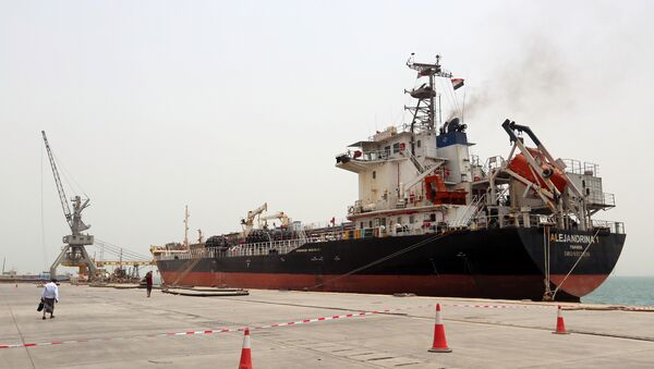 Barco no porto iemenita de Al-Hudaida - Sputnik Brasil