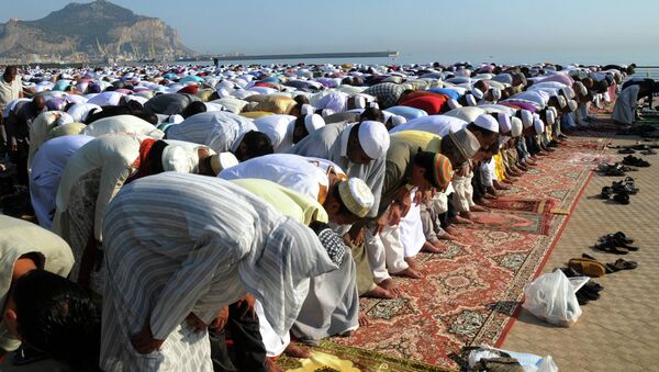 Muçulmanos participando de uma oração em conjunto em Palermo, na Itália - Sputnik Brasil