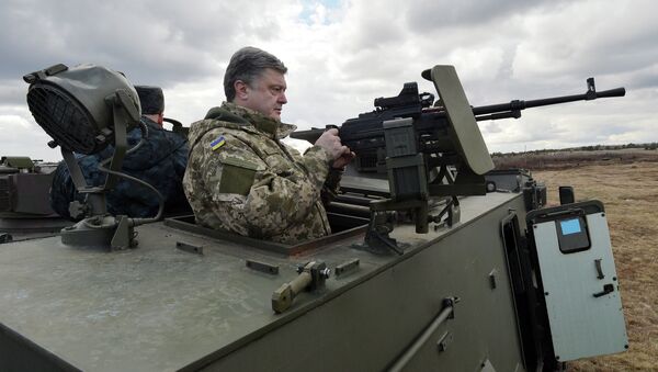 Presidente ucraniano Pyotr Poroshenko em visita a base militar nos arredores de Kiev em 4 de abril de 2015 - Sputnik Brasil