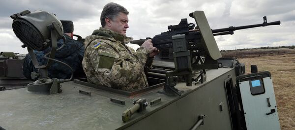 Presidente ucraniano Pyotr Poroshenko em visita a base militar nos arredores de Kiev em 4 de abril de 2015 Presidente ucraniano Pyotr Poroshenko em visita a base militar nos arredores de Kiev em 4 de abril de 2015 - Sputnik Brasil