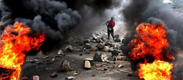 Um participante da manifestação contra o presidente do Burundi, Pierre Nkurunziza, em Bujumbura, 22 de maio de 2015. - Sputnik Brasil
