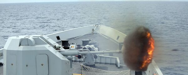 Fragata chinesa Yulin realiza disparos de treinamento no mar da China Meridional em 24 de maio de 2015. - Sputnik Brasil
