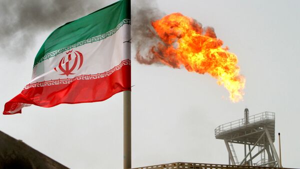 Uma tocha em uma plataforma de produção de petróleo nos campos de petróleo de Soroush. Ao lado, uma bandeira iraniana (foto de arquivo) - Sputnik Brasil