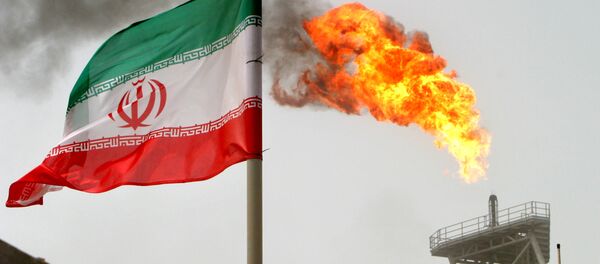 Uma tocha em uma plataforma de produção de petróleo nos campos de petróleo de Soroush. Ao lado, uma bandeira iraniana (foto de arquivo) Uma tocha em uma plataforma de produção de petróleo nos campos de petróleo de Soroush. Ao lado, uma bandeira iraniana (foto de arquivo) - Sputnik Brasil