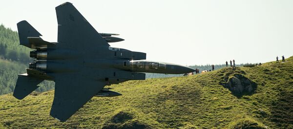 Caça norte-americano F-15 sobrevoa campos nos arredores de Dolgellau, no norte do País de Gales - Sputnik Brasil
