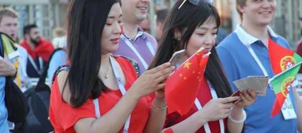 Torcedores chineses da Seleção Portuguesa antes do jogo Portugal-Uruguai, em Sochi, em 30 de junho de 2018 Torcedores chineses da Seleção Portuguesa antes do jogo Portugal-Uruguai, em Sochi, em 30 de junho de 2018 - Sputnik Brasil