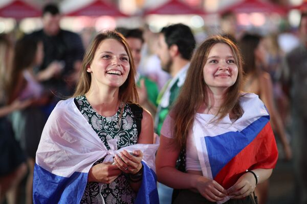 Torcedoras russas festejando em Moscou a classificação da seleção nacional para as quartas de final da Copa do Mundo - Sputnik Brasil