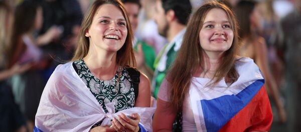 Torceras russas festejando em Moscou a classificação da seleção nacional para as quartas de final da Copa do Mundo - Sputnik Brasil