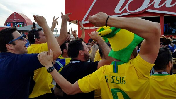 Torcedores brasileiros gritando na FIFA FAN FEST em Samara - Sputnik Brasil