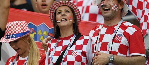 Torcida apoiando a Croácia contra a Dinamarca em Nizhny Novgorod - Sputnik Brasil