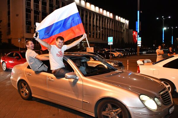 Torcedores russos em Krasnodar festejando a classificação da seleção russa para as quartas de final do Mundial FIFA 2018 - Sputnik Brasil