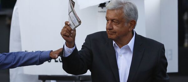 Presidential candidate Andres Manuel Lopez Obrador, of the MORENA party, shows his ballot to the press before casting it during general elections in Mexico City, Sunday, July 1, 2018. Sunday’s elections for posts at every level of government are Mexico’s largest ever and have become a referendum on corruption, graft and other tricks used to divert taxpayer money to officials’ pockets and empty those of the country’s poor Presidential candidate Andres Manuel Lopez Obrador, of the MORENA party, shows his ballot to the press before casting it during general elections in Mexico City, Sunday, July 1, 2018. Sunday’s elections for posts at every level of government are Mexico’s largest ever and have become a referendum on corruption, graft and other tricks used to divert taxpayer money to officials’ pockets and empty those of the country’s poor - Sputnik Brasil
