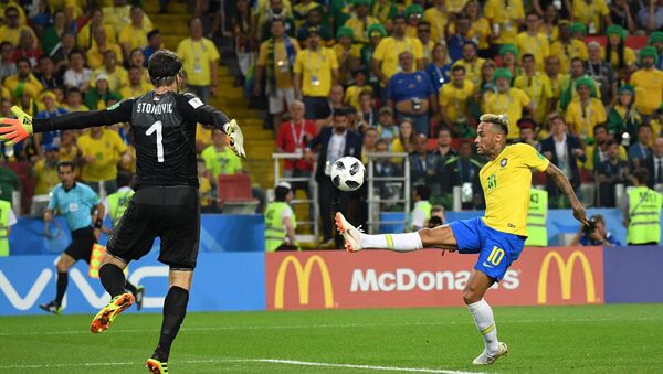 Neymar tenta dar um chapéu no goleiro Stojkovic, da Sérvia, na última rodada do grupo E da Copa do Mundo 2018 - Sputnik Brasil