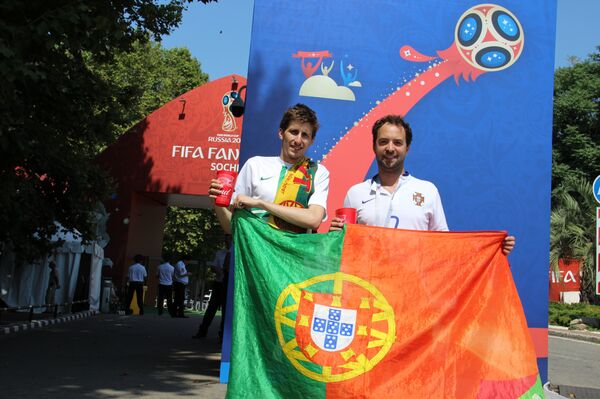 Frédéric e Luís, torcedores portugueses, antes do jogo Portugal-Uruguai, em 30 de junho de 2018, em Sochi - Sputnik Brasil