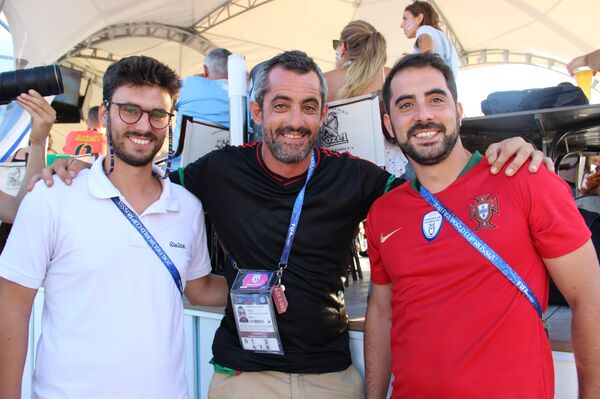 Hugo, Vasco e José, jornalistas portugueses, antes do jogo Portugal-Uruguai, em 30 de junho de 2018, em Sochi - Sputnik Brasil