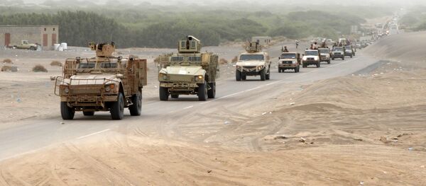 Uma coluna de forças iemenitas pró-governo e veículos blindados chega ao distrito de al-Durayhimi. - Sputnik Brasil