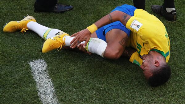 Neymar no chão após uma colisão durante a partida das oitavas de final da Copa do Mundo entre Brasil e México em Samara, na Rússia. - Sputnik Brasil