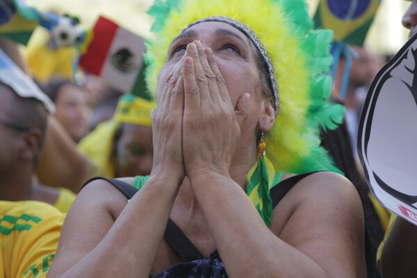 Torcedora brasileira sofrendo no Rio de Janeiro com o jogo da seleção contra o México na Rússia - Sputnik Brasil
