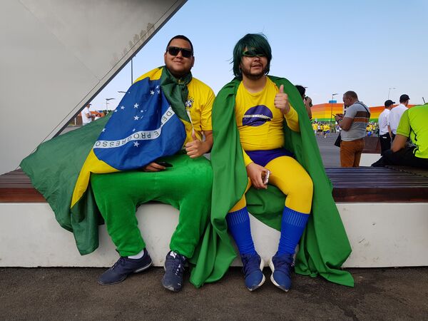 Brasileiros sentados em frente à Arena Samara, onde Brasil jogou contra México. - Sputnik Brasil