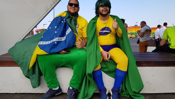 Brasileiros sentados em frente à Arena Samara, onde Brasil jogou contra México. - Sputnik Brasil