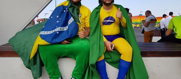 Brasileiros sentados em frente à Arena Samara, onde Brasil jogou contra México. - Sputnik Brasil