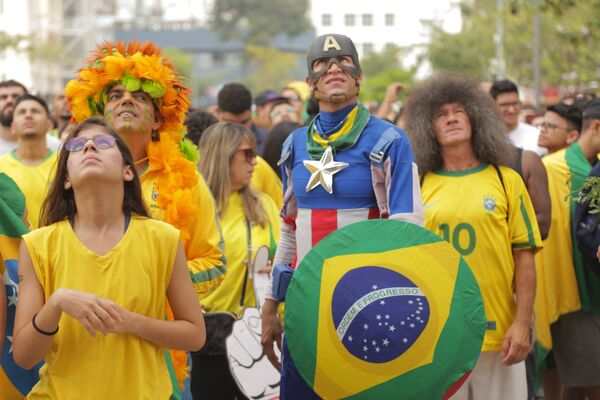 Torcedores brasileiros apreensivos, no Rio de Janeiro, com o jogo entre Brasil e México pelas oitavas de final da Copa - Sputnik Brasil