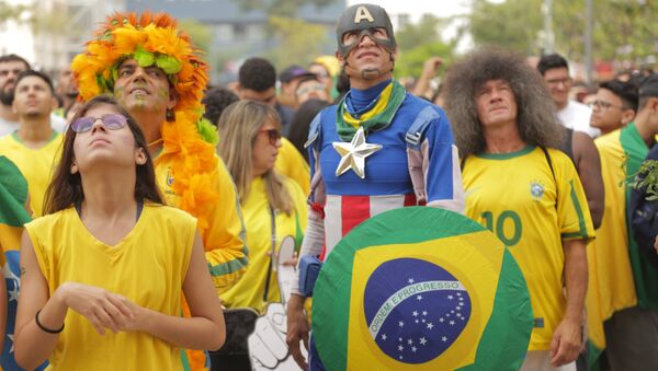 Torcedores brasileiros apreensivos, no Rio de Janeiro, com o jogo entre Brasil e México pelas oitavas de final da Copa - Sputnik Brasil