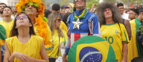 Torcedores brasileiros apreensivos, no Rio de Janeiro, com o jogo entre Brasil e México pelas oitavas de final da Copa - Sputnik Brasil