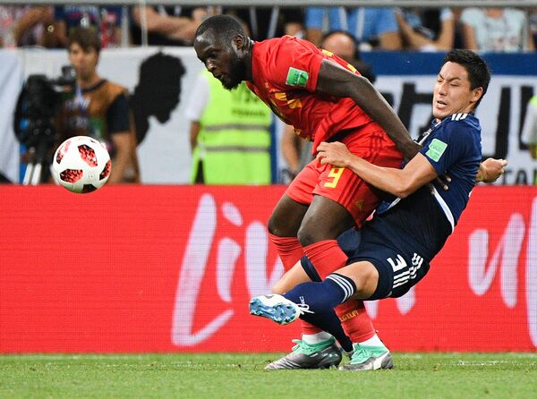 Disputa de bola na partida entre Japão e Bélgica em  Rostov-no-Don nesta segunda-feira - Sputnik Brasil