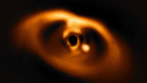 A primeira imagem do nascimento de um planeta ao redor da jovem estrela PDS 70, captada pelo dispositivo SPHERE, instalado no grande telescópio VLT do Observatório Paranal - Sputnik Brasil