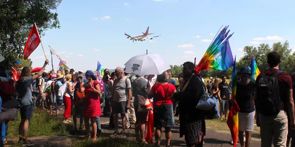 Avião militar americano sobrevoando manifestantes durante protesto. Avião militar americano sobrevoando manifestantes durante protesto. - Sputnik Brasil