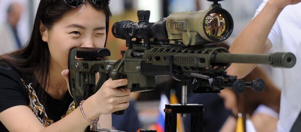 Visitante com o produto na 8ª Exposição Internacional de Armas e Equipamentos Militares Milex 2017, em Minsk - Sputnik Brasil